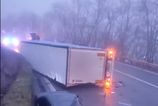 Na juhu Slovenska sa kamion zrazil s osobnym autom Policajti zverejnili video z miesta nehody