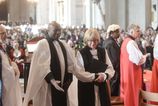 Sarah Mullallyova sa stala prvou zenou v historii ktora vedie anglikansku cirkev v Canterbury