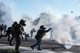 Trumpovi agenti zastrelili v Minnesote dalsieho muza Protestujucich rozptyluju slznym plynom