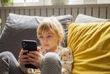 Nemecky kancelar Merz podporuje obmedzenia socialnych sieti pre deti a mladych ludi