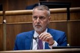 Poslanci prichadzaju o vreckove na sluzobne cesty nove pravidla maju usetrit miliony