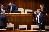 Poslanci vyrazaju na mesacne jarne prazdniny Tlacia pred sebou stovky zakonov