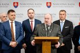 SNS sklamala ze premier Fico neblokoval pozicku pre Ukrajinu po boku Viktora Orbana