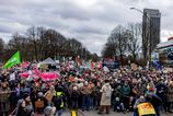 Tisice ludi v Hamburgu protestovali proti digitalnemu nasilu a sexualizovanemu teroru