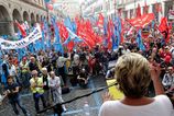 Trumpov diletantizmus moze cenu ropy zvysit az na 200 dolarov V EU to ako prve pocitia dva klucove staty