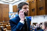 Mimovladna organizacia matky Simeckovej platila telefn sefa PS Syn sa stazuje na spravodajsku hru