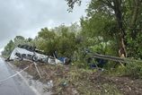 Na dialnicnom moste pri Hlohovci havaroval kamion hasici vyslobodzovali vodica