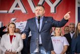 Ostrelovaci volici privazani autobusi a rady o bozkavani Robert Fico na oslavach odkazal ze vyhra volby aj keby ich slak trafil