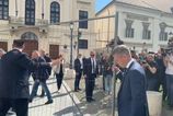 Petr Magyar v priamom prenose vlastnorucne odstranil prekazky pred byvalym premierskym sidlom