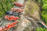 Zasah v narocnom terene Tazka technika odstranuje rusen po minulorocnej zrazke rychlikov fotoriport
