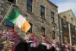 Dublin ziari na jar tehlovymi domami a parkmi Mierne pocasie praje nakupovaniu prechadzkam aj posedeniu v baroch
