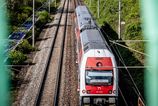 Koljainice pod tlakom horucav Zeleznice preventivne spomaljuju vlaky cestujuci sa musia pripravit na meskania
