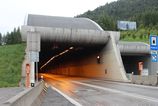 Tunel Branisko bol uplne uzavrety kvoli zrazke kamiona s osobnym automobilom
