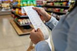 Slovaci viac minaju v kamenych obchodoch Maloobchodne trzby vzrastli druhy mesiac po sebe o 2 percenta