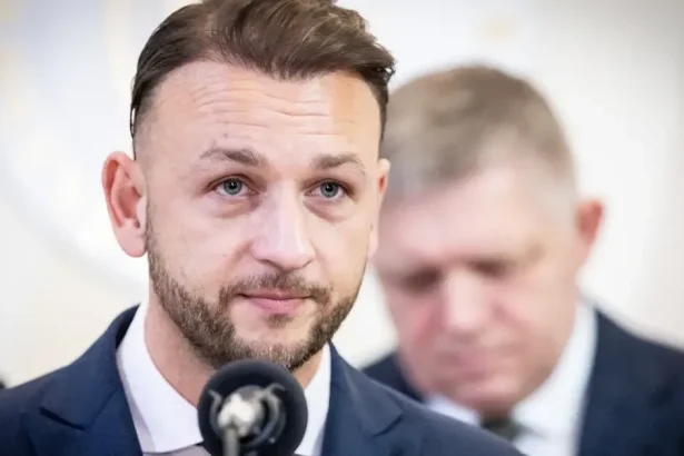 Ako vláda zakročí pri cenách palív? Slovo dostanú Šutaj Eštok aj Šimečka