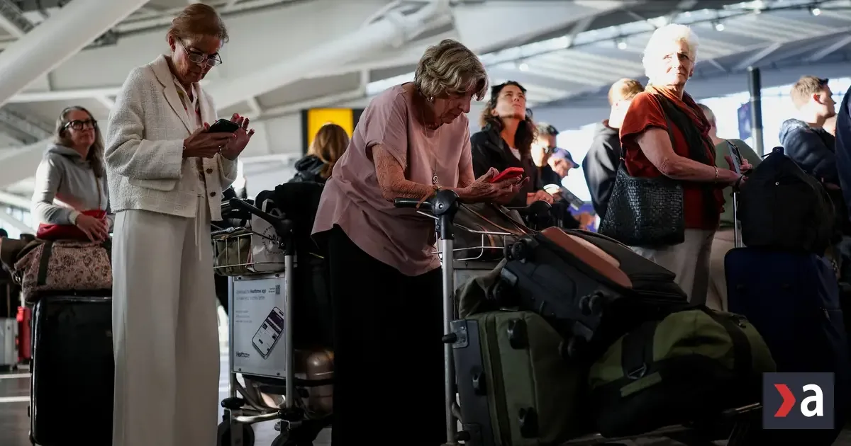 Britské letiská paralyzovala porucha riadenia letov, tisíce ľudí uviazli v halách
