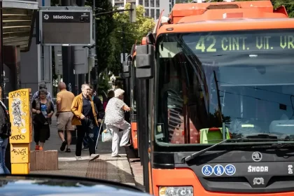 Cestovné v prímestských autobusoch a MHD v krajských mestách klesne o polovicu