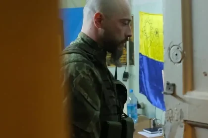 Dokument Zomrieť a žiť na Cinematiku: Traja muži sa učia znovu žiť