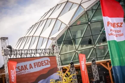 Fidesz trvá na obnovení cenového stropu na pohonné látky, kompenzáciu považuje za smiešnu