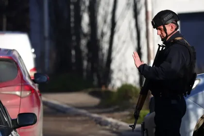 Kosovská polícia zadržala deväť Srbov. Nález masových hrobov otvára staré rany
