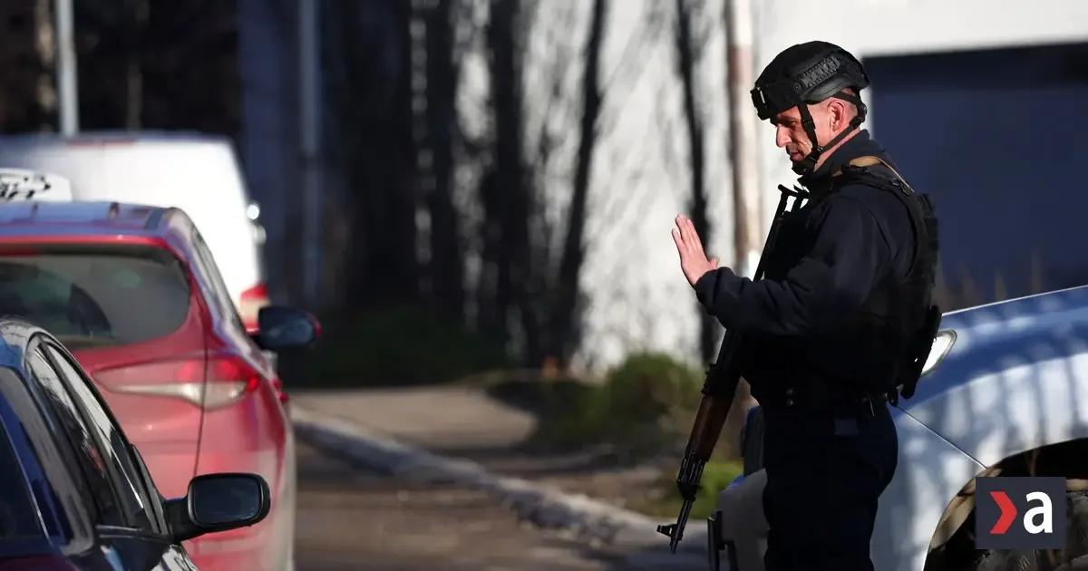 Kosovská polícia zadržala deväť Srbov. Nález masových hrobov otvára staré rany