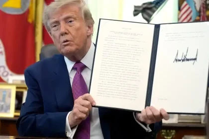 Kritické médiá sú podľa Trumpa „rakovina“. Po zákaze v Bielom dome čelí žalobe