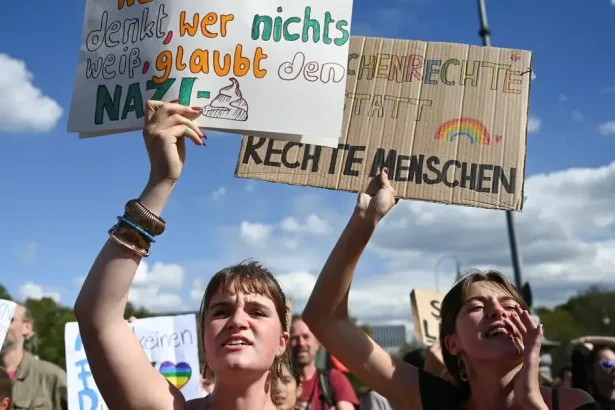 Masové protesty v Nemecku proti AfD: žiadajú zákaz strany
