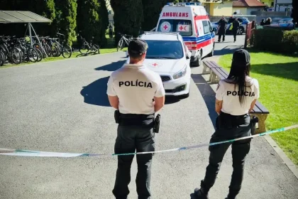 Polícia prehľadala dom po útoku na strednej škole ve Staškove