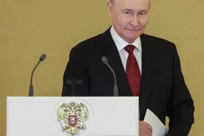 Putin odvolal ruských veľvyslancov v Londýne a Paríži