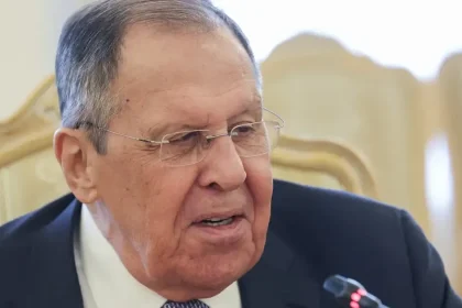 Rusko vojnu na Ukrajine nepozastaví, uviedol Sergej Lavrov