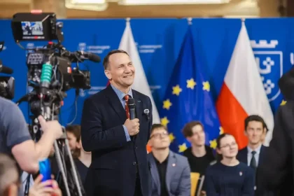 Sikorski sa po rokoch stretol s bieloruským ministrom