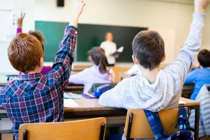 Školám chýbajú asistenti učiteľov. Ministerstvo plánuje zvýšiť ich počet