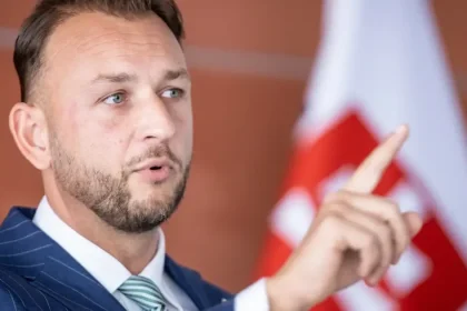 Šutaj Eštok sľubuje policajtom vyššie platy. Neskoro a málo, tvrdia odborári