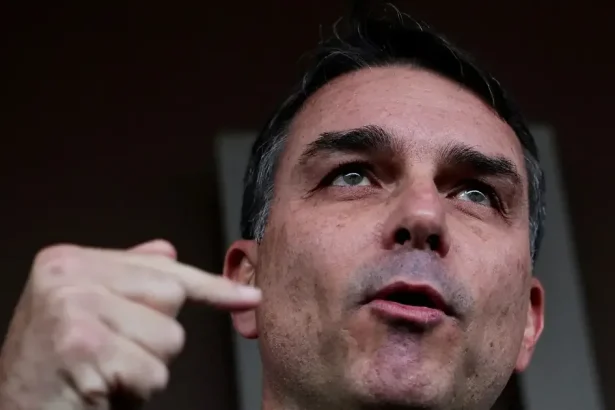 Syna Jaira Bolsonara vyšetrujú za korupciu. O prezidentský post má zabojovať s Lulom