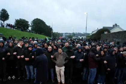 Tisíce ľudí v Portadowne zablokovali sporný pochod oranžistov