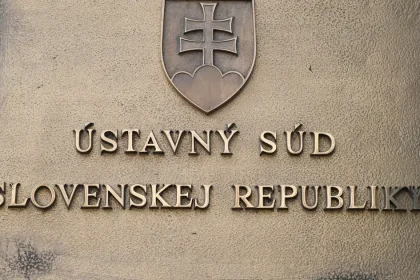 Ústavný súd SR odmietol rozšírenie ochrany pre páry rovnakého pohlavia v zákone o rodine
