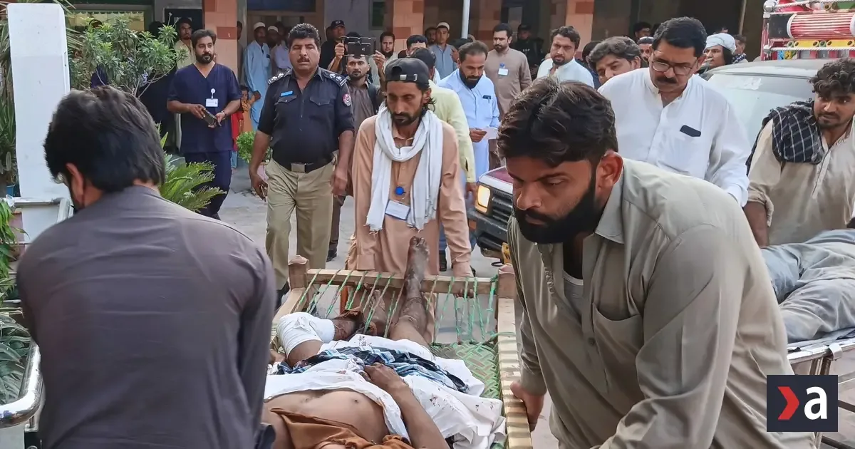 V Pakistane vybuchlo auto pri policajnej stanici, zomrelo 11 ľudí