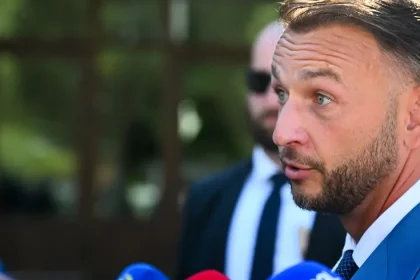 Vláda zrýchľuje prijatie zákona na ochranu detí pred radikalizáciou a násilím v školách