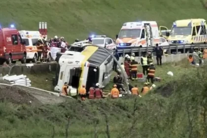 Vo Švajčiarsku havaroval autobus, ktorý sa prevrátil mimo cesty. Sú mŕtvi