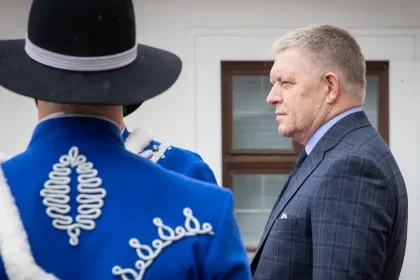 Zlyhávate, radšej odstúpte, ale tešíme sa. Fico posiela do Berlína čudné pozvanie