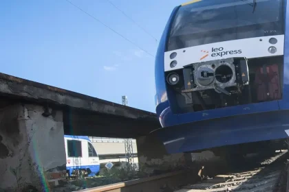 Zrážka vlaku s autobusom v Bratislave spôsobila dopravné obmedzenia