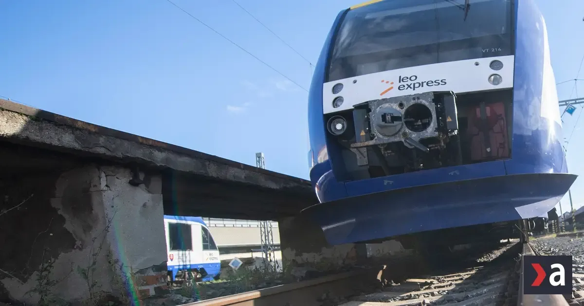 Zrážka vlaku s autobusom v Bratislave spôsobila dopravné obmedzenia