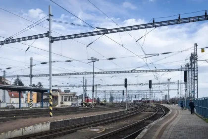 Zrážka vlaku s traktorom na priecestí pri Kútnikoch, obišla sa bez zranení