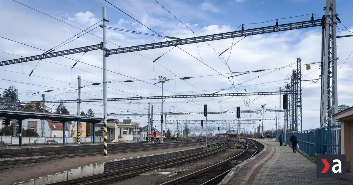 Zrážka vlaku s traktorom na priecestí pri Kútnikoch, obišla sa bez zranení