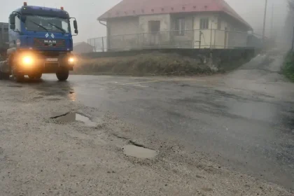 Chladná upršaná noc, na horách sneženie a víchrica