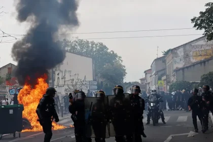 Francúzsko zažíva nový fenomén: tínedžeri podpaľujú školy a bijú učiteľov