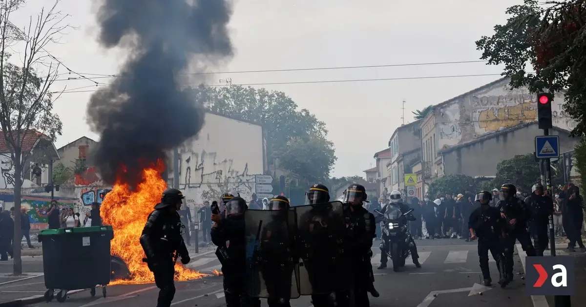 Francúzsko zažíva nový fenomén: tínedžeri podpaľujú školy a bijú učiteľov