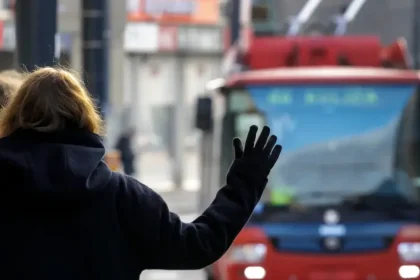 Muž v Bratislave napadol študentov Lekárskej fakulty čakajúcich na autobus