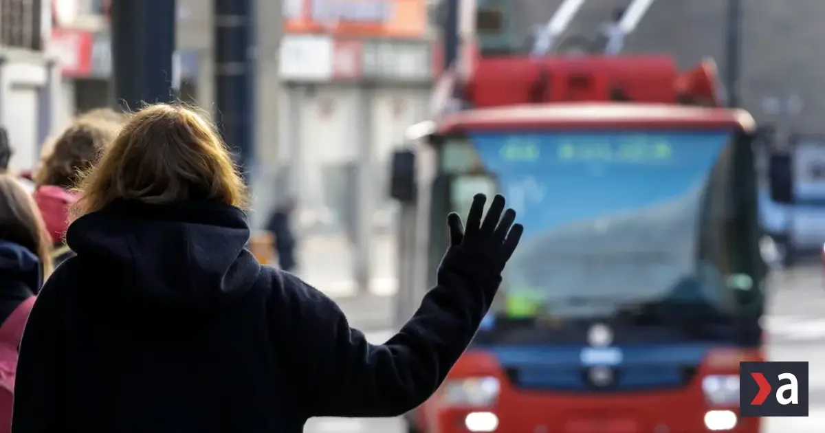 Muž v Bratislave napadol študentov Lekárskej fakulty čakajúcich na autobus