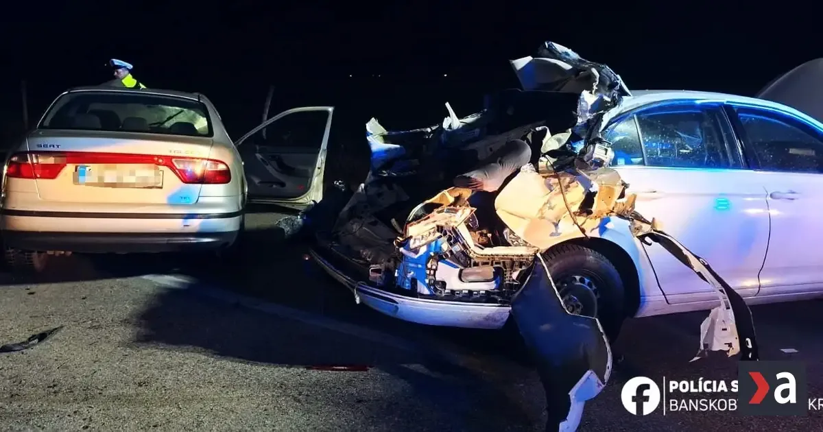 Muža pri odstavenom vozidle zabilo osobné auto pri Revúcej